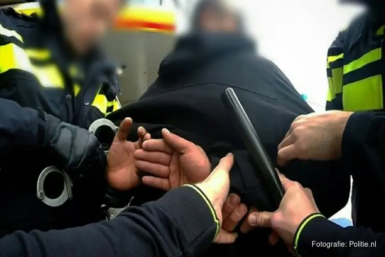 Man vlucht voor politie en ramt woning, politie houdt hem aan in achtertuin