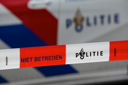 Touringcar rijdt tegen woning, chauffeur overleden
