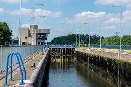 Rijkswaterstaat vervangt deuren sluis Helmond