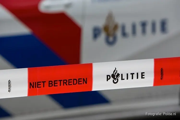Autodief rijdt agenten aan op A2
