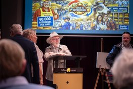 Eerste editie Kaaskrant uitgereikt aan wethouder Jan Hoekzema