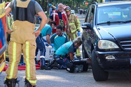 Vrouw bekneld onder auto op Parallelweg in Geldrop, brandweer bevrijdt slachtoffer