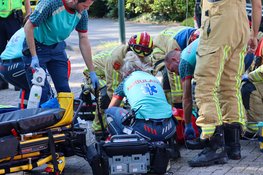 Vrouw bekneld onder auto op Parallelweg in Geldrop, brandweer bevrijdt slachtoffer