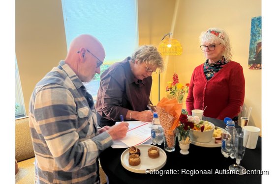 Helmonds ouderinitiatief LAT draagt verantwoordelijkheid over aan Regionaal Autisme Centrum
