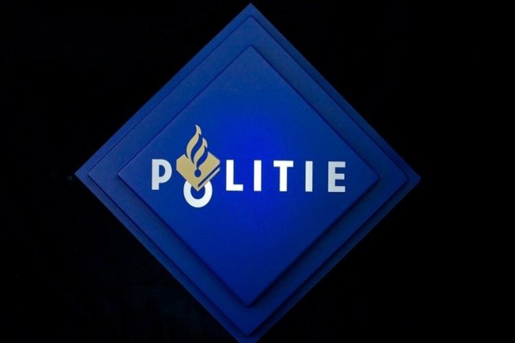 Man vlucht voor politie en ramt woning, politie houdt hem aan in achtertuin